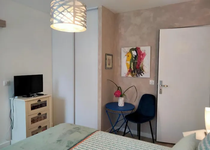 Les Hautes D'anastasia Bed & Breakfast Rodez