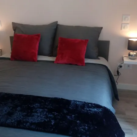 Les Hautes D'anastasia Bed & Breakfast