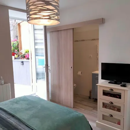 فندق مبيت وإفطار Les Hautes D'anastasia 4*